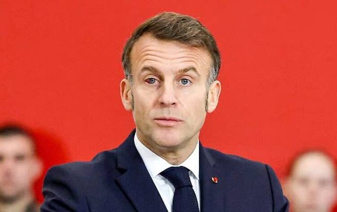 에마뉘엘 마크롱 프랑스 대통령의 충혈된 눈이 화제가 됐다. 사진=데일리메일
