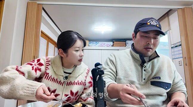 김승혜는 식사 중에도 남편 김해준을 살뜰히 챙겼다. 사진=김승혜 유튜브 채널 캡처