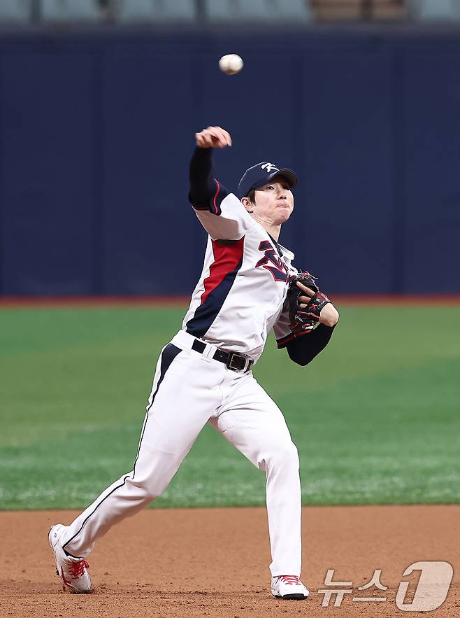 야구대표팀 박성한이 4일 서울 고척스카이돔에서 훈련을 하고 있다. 류지현 감독이 이끄는 대표팀은 오는 8,9일 체코에 이어 15,16일에 일본과의 평가전 경기를 치를 예정이다. 2025.11.4/뉴스1 ⓒ News1 김성진 기자