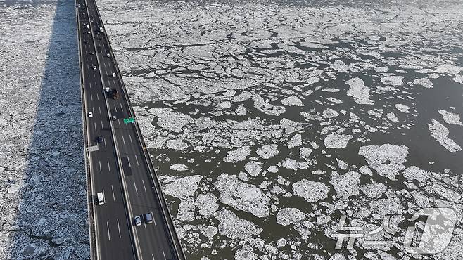 연일 한파가 이어지고 있는 23일 경기 김포시 일산대교 일대 한강 위에 유빙이 떠다니고 있다. 2026.1.23/뉴스1 ⓒ News1 김도우 기자