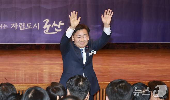 22일 전북 군산시청에서 '도민과 함께하는 2026년 시군 방문' 행사가 열린 가운데 김관영 도지사가 손을 들어 인사를 하고 있다.(전북도 제공. 재판매 및 DB금지)/뉴스1