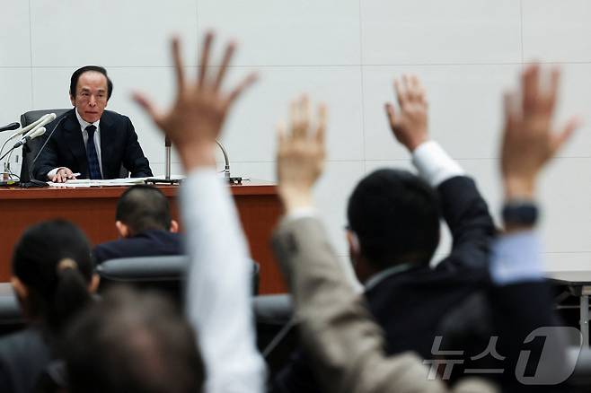 우에다 가즈오 일본은행(BOJ) 총재가 23일 오후 일본 도쿄 일본은행 본점에서 금융정책결정회의 결과를 설명하는 기자회견을 하고 있다. 이날 일본은행은 기준금리를 0.75%로 동결했으나, 우에다 총재는 추가 금리 인상 의지를 재확인했다. 2026.01.23.ⓒ 로이터=뉴스1