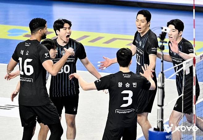 남자 프로배구 현대캐피탈이 23일 천안 유관순체육관에서 열린 한국전력과 진에어 2025-26 V리그 4라운드 경기에서 승리, 3연승을 이어갔다.. (KOVO 제공)