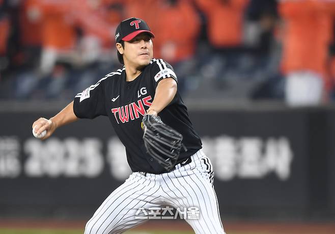 LG 투수 김진성이 29일 대전 한화생명볼파크에서 열린 2025 KBO 포스트시즌 한국시리즈 3차전 한화와 경기 6회 역투하고 있다.대전 | 최승섭기자 thunder@sportsseoul.com