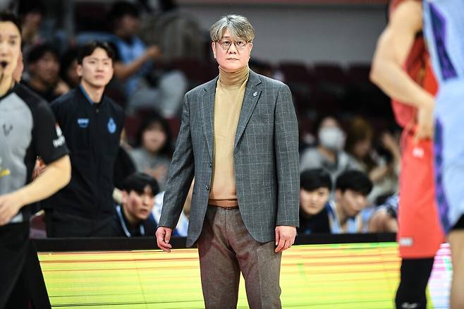 고양소노 손창환 감독이 23일 오후 7시 안양실내체육관에서 열린 안양정관장과의 2025~2026시즌 LG전자 프로농구 정규리그 경기에서 선수단을 바라보고 있다. /사진=KBL