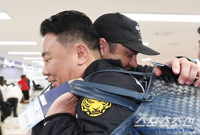 KIA 타이거즈 이범호 감독과 코칭스태프, 외국인 선수들이 22일 오후 김포공항에 도착해 스프링캠프 장소인 일본 아마미오시마로 출국했다. 이범호 감독이 네일과 반갑게 포옹하고 있다. 김포공항=정재근 기자 cjg@sportschosun.com/2026.1.22/