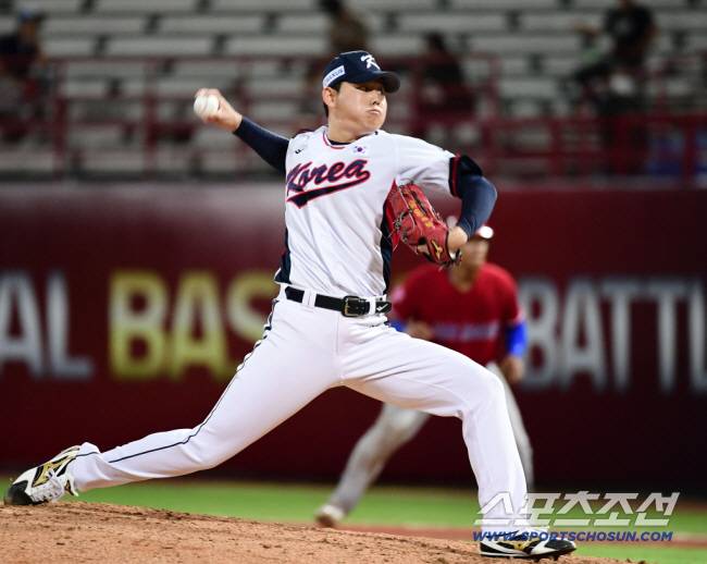 16일 프리미어12 야구대표팀이 대만 타이베이 티얀무구장에서 도미니카공화국과 경기를 펼쳤다. 투구하는 소형준. 타이베이(대만)=송정헌 기자songs@sportschosun.com/2024.11.16/