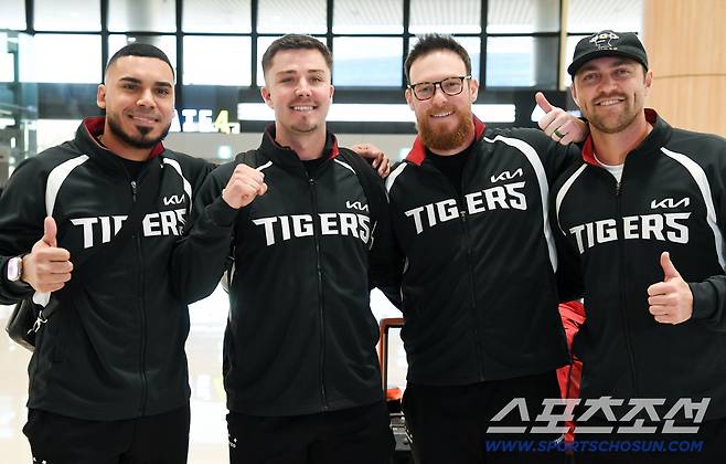 KIA 타이거즈 이범호 감독과 코칭스태프, 외국인 선수들이 22일 오후 김포공항에 도착해 스프링캠프 장소인 일본 아마미오시마로 출국했다. 카스트로, 데일, 올러, 네일(왼쪽부터)이 함께 포즈 취하고 있다. 김포공항=정재근 기자 cjg@sportschosun.com/2026.1.22/