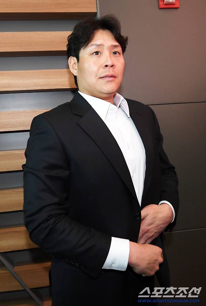 삼성 라이온즈 선수단이 23일 인천국제공항을 통해 스프링캠프가 열리는 괌으로 출국했다. 박세혁이 인터뷰를 하고 있다. 인천공항=박재만 기자 pjm@sportschosun.com/2026.01.23/