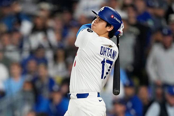 FILE - Los Angeles Dodgers' Shohei Ohtani watches his home run against the Toronto Blue Jays during the seventh inning in Game 3 of baseball's World Series, Monday, Oct. 27, 2025, in Los Angeles. (AP Photo/Brynn Anderson, File) FILE PHOTO







<저작권자(c) 연합뉴스, 무단 전재-재배포, AI 학습 및 활용 금지>