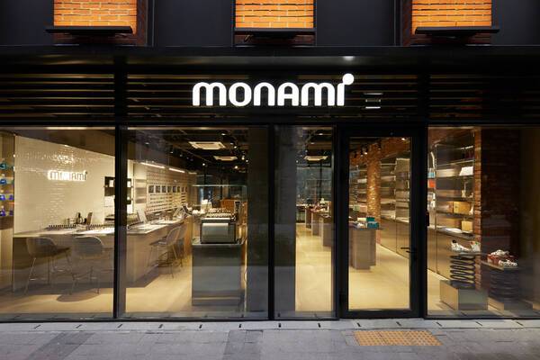 국내 문구 기업인 모나미가 학령 인구 감소로 실적이 정체되는 상황에 놓였다. 이를 타개하기 위해 모나미가 준비한 신사업도 적자를 면치 못했다. 아울러 한국거래소의 강화된 상장유지 조건으로, 모나미의 상장폐지 가능성마저 거론되고 있다. /모나미