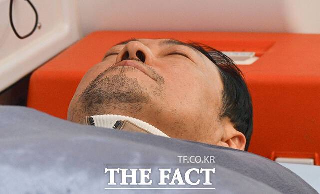 장동혁 국민의힘 대표의 단식 정치가 8일 만에 막을 내렸다. 22일 서울 여의도 국회 본관 앞에서 장 대표가 병원으로 이송되는 모습. /국회=배정한 기자