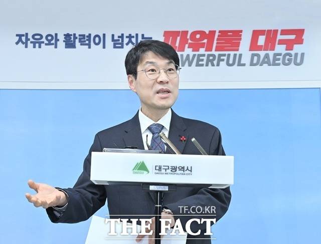 지난 19일 대구시청에서 대구·경북 행정통합과 관련해 기자회견을 하는 김정기 대구시장 권한대행 행정부시장. /대구시