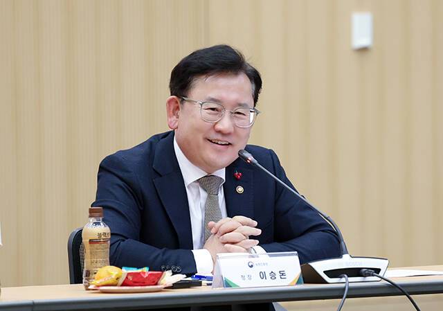 이승돈 농진청장은 "기후변화연구동은 외부 환경에서는 조건 통제가 어려워 재배기술 연구에 한계가 있었다"며 "시설 내에서 극한 기후 조건을 구현해 작물 재배 과정과 토양 침식 등을 정밀하게 분석하기 위한 목적"이라고 설명했다./공동취재단