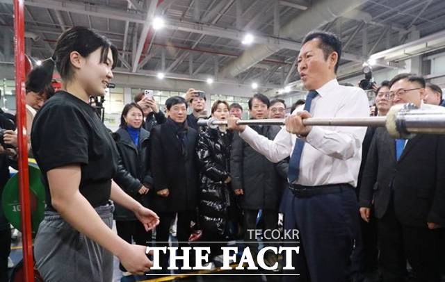 정청래 더불어민주당 대표가 23일 충북 진천국가대표선수촌 웨이트트레이닝장을 방문해 선수들을 격려하고 바벨을 들어올리고 있다. /진천=뉴시스