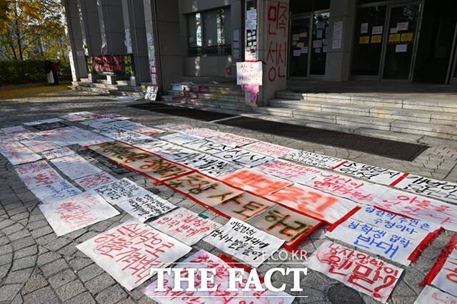 23일 <더팩트> 취재를 종합하면 성신여자대학교가 지난해 국제학부 외국인 남학생 입학에 반대하며 래커칠 시위를 벌인 학생 13명을 경찰에 무더기로 고소했던 것으로 나타났다. 성신여대는 학생 3명은 유기정학 처분했다. /이새롬 기자