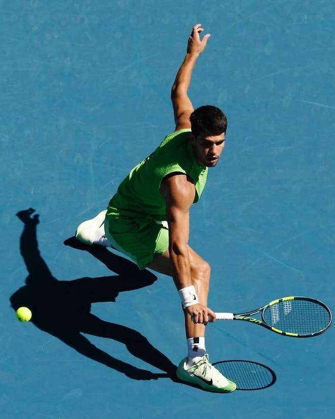 카를로스 알카라스가 23일 2026 호주오픈 남자단식 3라운드에서 코랭탱 무테를 맞아 백발리를 구사하고 있다. 사진 호주오픈