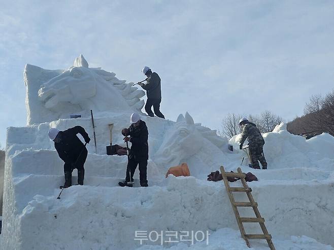 &nbsp;태백산 눈축제 볼거리 눈조각하는 모습 /사진=태백시