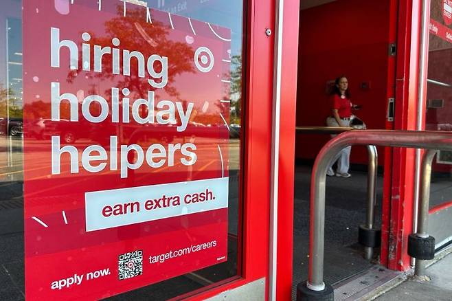 미국 일리노이주 알링턴하이츠의 한 소매점에 구인 공고가 게시돼 있다. AP연합뉴스