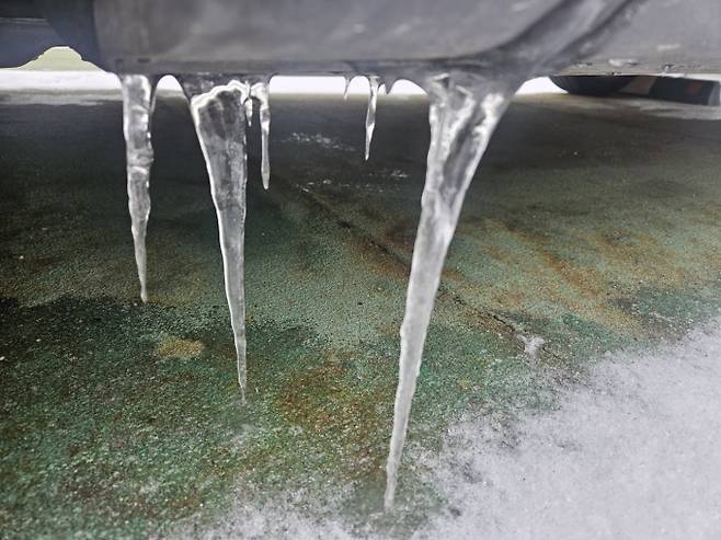 토요일인 내일(24일) 날씨는 전국이 대체로 흐리다가 오전부터 차차 맑아지겠으나, 충남권과 전라권은 대체로 흐리겠다. 아침 최저기온은 -17~0℃, 낮 최고기온은 -5~6℃가 되겠다.새벽(00~03시)까지 경기 남부 내륙과 강원 남부 내륙·산지에, 새벽(00~06시)까지 충청권과 전라권(서해안 제외), 경상 서부 내륙, 제주도(비 또는 눈)에, 아침(06~09시)까지 전라 서해안에는 눈이 내리는 곳이 있겠다.또한, 내일 새벽(00~06시)에 경북권 내륙(서부 내륙 제외)에는 0.1cm 미만의 눈이 날리는 곳이 있겠다. 당분간 기온이 낮아 내린 눈이 얼어 빙판길과 도로 살얼음이 나타나는 곳이 많겠으니, 교통안전과 보행자 안전에 각별히 유의하기 바란다. ⓒbnt뉴스: 오늘날씨, 내일날씨, 주간날씨 예보&nbsp;