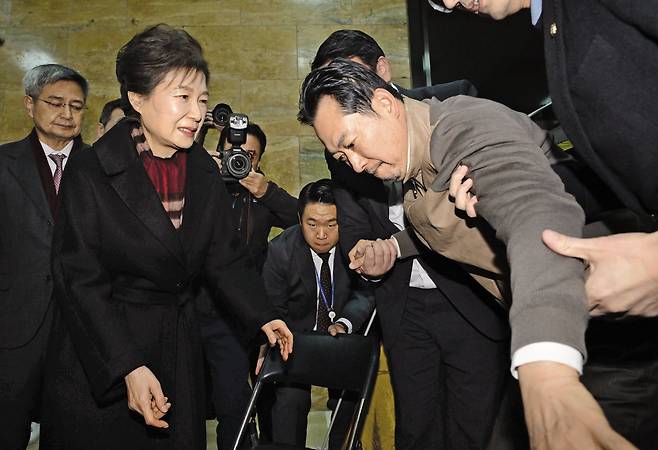 장동혁 국민의힘 대표가 22일 국회 본청 중앙홀에 설치된 텐트에서 단식을 하던 중 박근혜 전 대통령이 방문하자 동료 의원들의 부축을 받으며 자리에서 일어나고 있다. 박 전 대통령은 “목숨을 건 투쟁의 진정성을 국민들은 인정할 것”이라며 단식 중단을 권했고, 장 대표는 현장에서 “그렇게 하겠다”며 이를 받아들였다./국회사진기자단