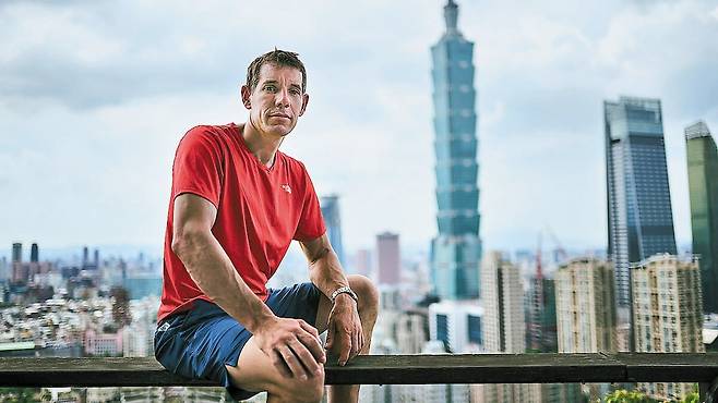 오는 24일 높이 508m의 대만 ‘타이베이 101′ 빌딩을 맨몸으로 오를 예정인 암벽 등반가 알렉스 호놀드. 안전 장비 없이 암벽을 오르는 것으로 유명한 그가 초고층 빌딩 등반에 도전하는 건 이번이 처음이다./넷플릭스