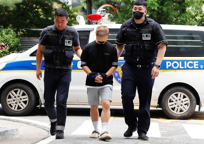 작년 8월 2일 오후 인천 미추홀구 인천지방법원에서 장인어른의 중요 부위를 흉기로 절단해 살해하려 한 혐의를 받는 30대 사위가 구속 전 피의자 심문(영장실질심사)를 받기 위해 출석하고 있다. /뉴시스