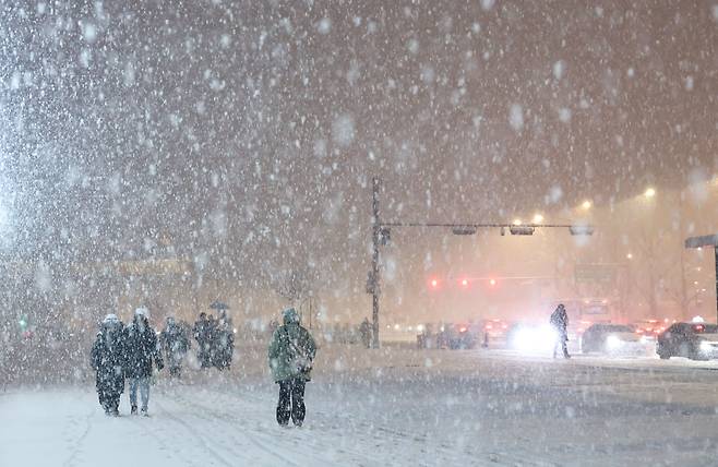 영하권의 날씨가 계속되는 23일 저녁 서울 종로구 광화문광장 일대에 많은 양의 눈이 내리고 있다. /연합뉴스