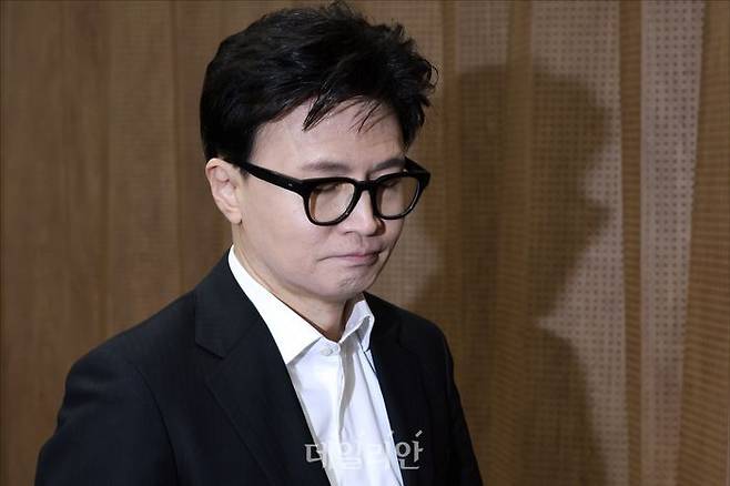 한동훈 국민의힘 전 대표가 지난 14일 오후 국회 소통관 기자회견장에서 국민의힘 중앙당 윤리위원회의 제명 처분과 관련해 입장을 밝히기 위해 기자회견장으로 들어서고 있다. ⓒ데일리안 홍금표 기자