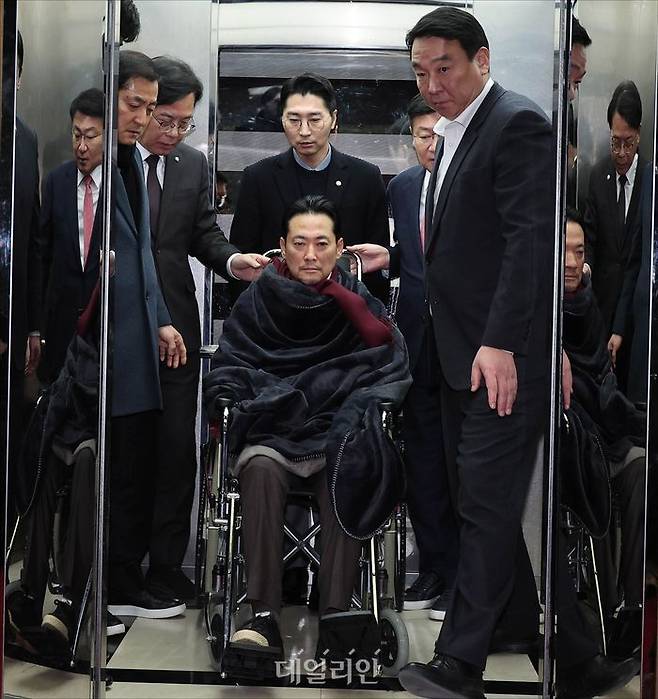 '통일교·공천헌금' 쌍특검법 수용을 촉구하며 단식을 시작한 장동혁 국민의힘 대표가 22일 국회에서 단식 8일 만에 박근혜 전 대통령의 단식 중단 권고를 받아들이며 단식을 중단하고 병원으로 이송되고 있다. ⓒ데일리안 홍금표 기자
