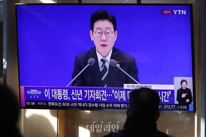21일 오전 서울 용산구 서울역에서 시민들이 이재명 대통령의 2026년 신년 기자회견 생중계를 시청하고 있다. ⓒ데일리안 홍금표 기자