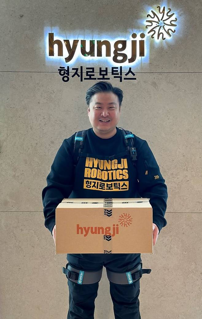 최준호 형지엘리트 대표이사가 헥사휴먼케어의 근력 보조 웨어러블 로봇을 착용한 모습.ⓒ형지엘리트
