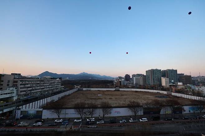 지난해 12월 24일 오후 서울 종로구 종묘 인근 세운4구역에 대형풍선이 설치돼 있다. 이 대형풍선은 종묘 앞 개발시 높이와 조망 시뮬레이션 위해 서울시에서 설치했다. ⓒ뉴시스