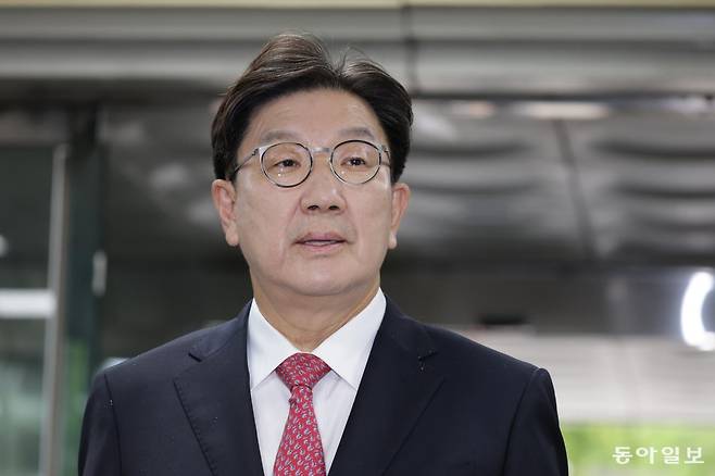통일교 측으로 부터 불법 정치자금을 받은 혐의를 받고 있는 국민의힘 권성동 의원이 16일 서울 서초구 서울중앙지방법원에 영장실질심사를 받기 위해 출석하고 있다. 2025.09.16 박형기 기자 oneshot@donga.com