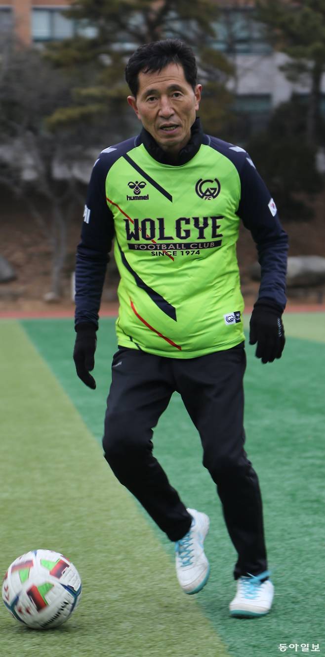 변석화 험멜코리아 회장이 서울 강서구 화곡동 신정고교 운동장에서 드리블하고 있다. 12세 때인 1974년 동네 또래 친구들과 월계축구회를 결성한 변 회장은 53년째 매 주말 공을 차며 건강한 삶을 만들어 가고 있다. 
양종구 기자
yjongk@donga.com