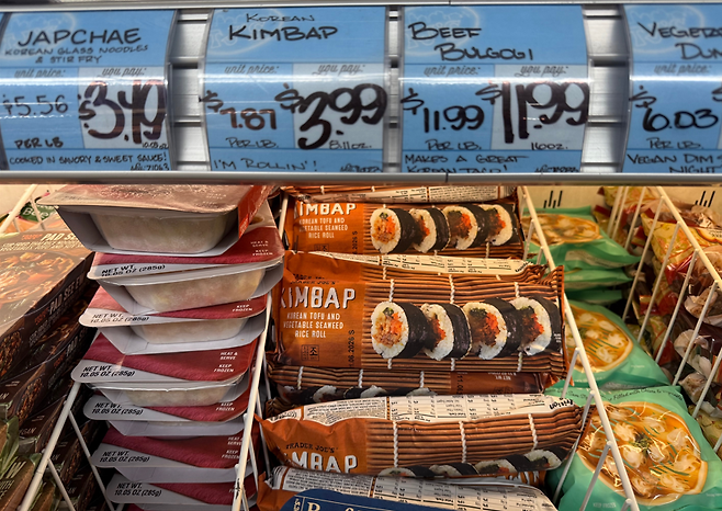 미국 유명 마트(Trader Joe‘s)에 진열된 냉동 김밥. 최근 3년(2022~2024)간 한국의 대미 냉동 김밥 점유율은 63% 증가했으며, 2024년 수출액은 1억2070만 달러(약 1771억 7553만 원)를 기록했다. 코트라 제공