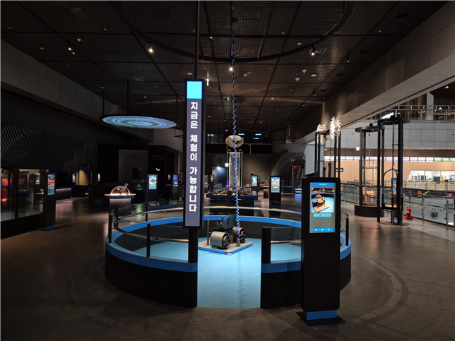 관람객이 직접 탑승해 공기부양체를 조종하며 공기가 만드는 힘을 온몸으로 체감하는 체험 전시 '호버크래프트'. 국립중앙과학관 제공