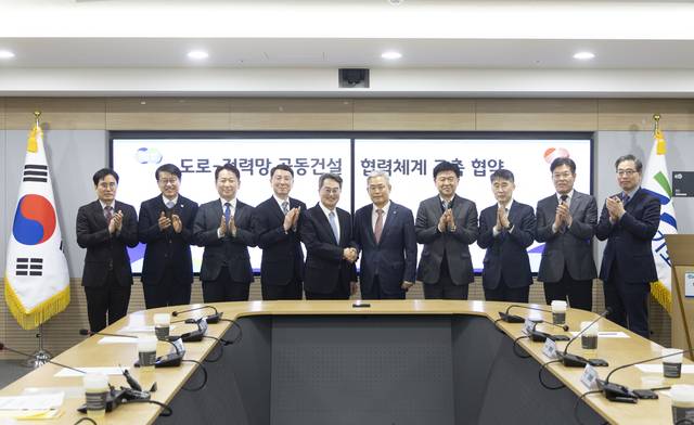 김동연 지사와 김동철 한전 사장이 22일 협약을 체결했다. 사진제공=경기도