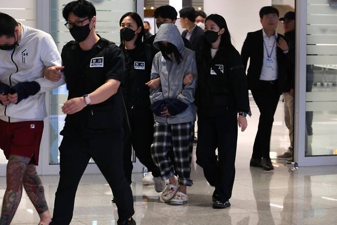캄보디아 당국의 범죄단지 단속으로 적발돼 구금됐던 한국인들이 지난해 10월 18일 오전 인천국제공항 2터미널을 통해 송환되고 있다. 뉴시스