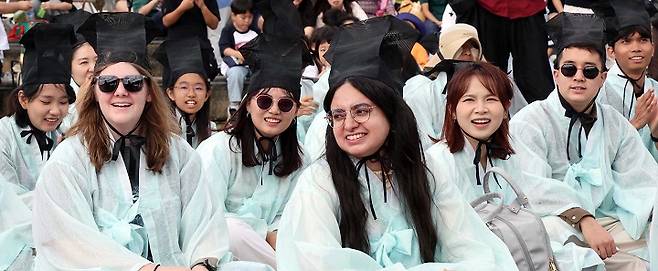 세종시 대표 가을 축제인 '세종한글축제'에 참가한 외국인과 어린이들이 조선시대 과거시험 체험을 통해 한글, 세종대왕 등과 관련한 문제를 풀고 있다.2025.10.9.(사진=저작권자(c) 연합뉴스, 무단 전재-재배포 금지)
