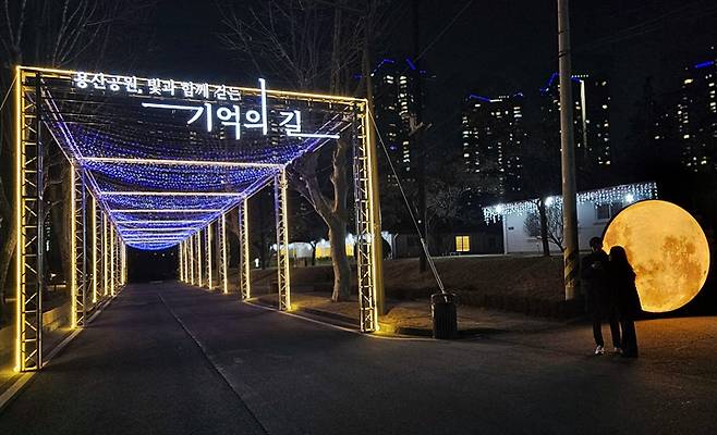 찬란한 조명 터널.