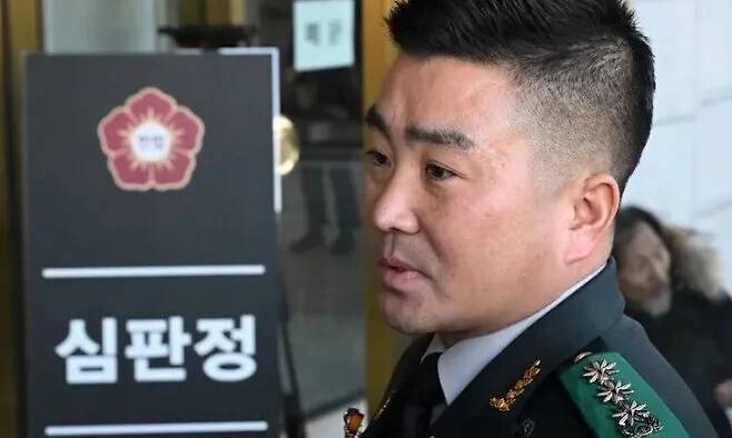 12·3 내란 당시 국회에 투입됐던 육군 특수전사령부 707특수임무단을 이끈 김현태 특임단장이 지난해 2월6일 서울 종로구 헌법재판소에서 열린 탄핵 심판 6차 변론기일에 증인 출석하며 취재진의 질문에 답하고 있다. 사진공동취재단