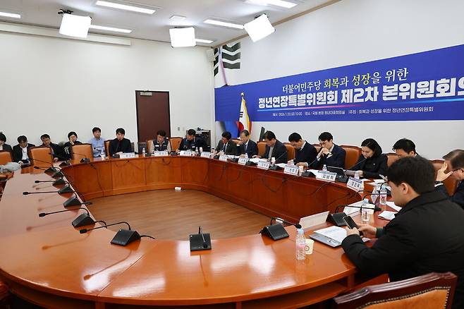 23일 오전 서울 여의도 국회 더불어민주당 원내대표실에서 민주당 정년연장특별위원회 2차 전체회의가 열리고 있다. 민주당 정년연장특위 제공.