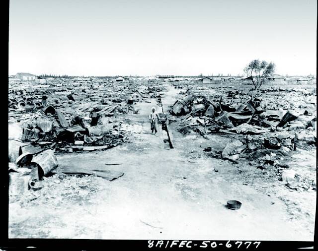 한국전쟁기에 잇단 폭격으로 폐허가 된 경북 포항 지역의 모습. 미국 국립문서기록관리청에서 역사학자들이 찾은 사진이다. 한국전쟁 사진의 역사사회학