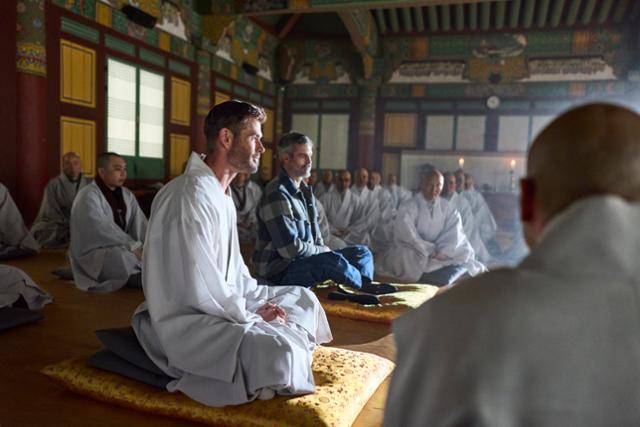 내셔널 지오그래픽이 제작한 디즈니플러스 오리지널 시리즈 '리미트리스: 지금 더 건강하게'에서 크리스 헴스워스가 부산 범어사를 찾아 명상과 108배를 체험하고 있다. 내셔널 지오그래픽 제공