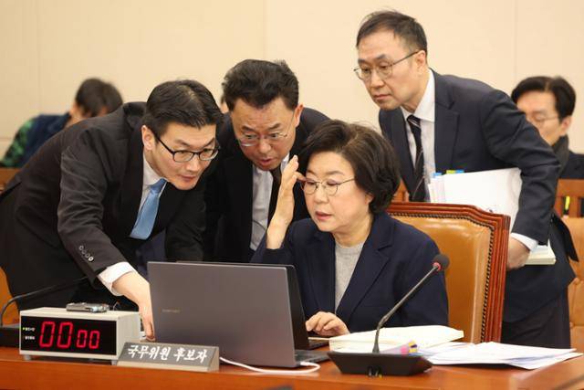 23일 오전 국회 재정경제기획위(위원장 임이자)에서 이혜훈 기획예산처 장관 후보자에 대한 인사청문회 중 예산처 공무원들과 답변자료를 살펴보고 있다. 지난해 12월29일 이재명 대통령이 이 후보자를 지명한 지 25일 만이다. 최주연 기자