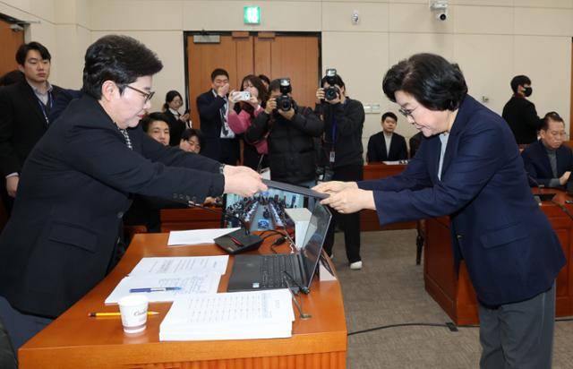 이혜훈 기획예산처 장관 후보자가 23일 서울 여의도 국회에서 열린 제431회국회(임시회) 재정경제기획위원회 인사청문회에 출석해 선서문을 임이자 위원장에게 제출하고 있다. 뉴스1