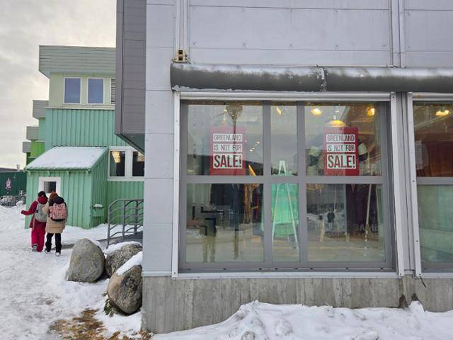 22일 그린란드 수도 누크의 한 의류매장에 '그린란드는 매매 대상이 아니다'라는 문구가 붙어 있다. 누크=정승임 특파원
