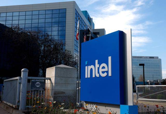 22일 미 캘리포니아주 샌타클래라에 위치한 인텔 본사 앞에 인텔 로고가 새겨진 간판이 세워져있다. 실리콘밸리=AFP 연합뉴스