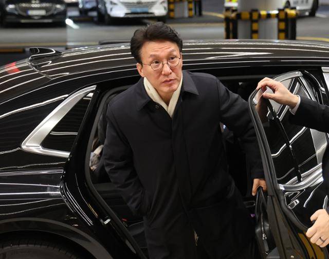 김민석 국무총리가 22일 한미 간 현안 논의를 위한 미국 방문을 앞두고 인천국제공항 제2터미널에 도착해 차량에서 내리고 있다. 연합뉴스